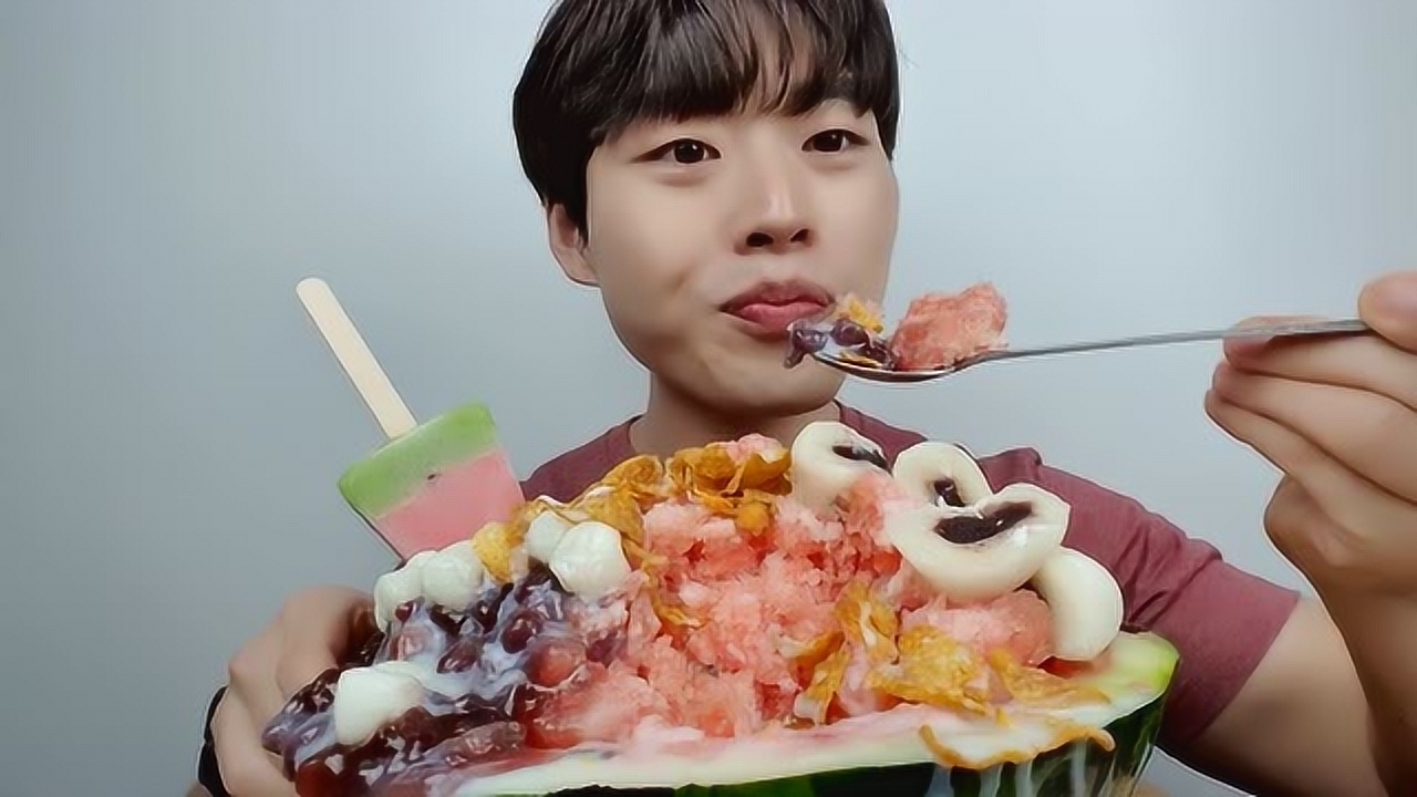 韩国吃播:小伙吃超丰盛的西瓜冰沙,夏日解暑佳品