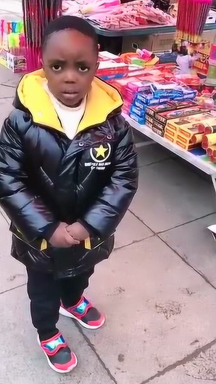 非洲孩子第一次见鞭炮,真搞笑