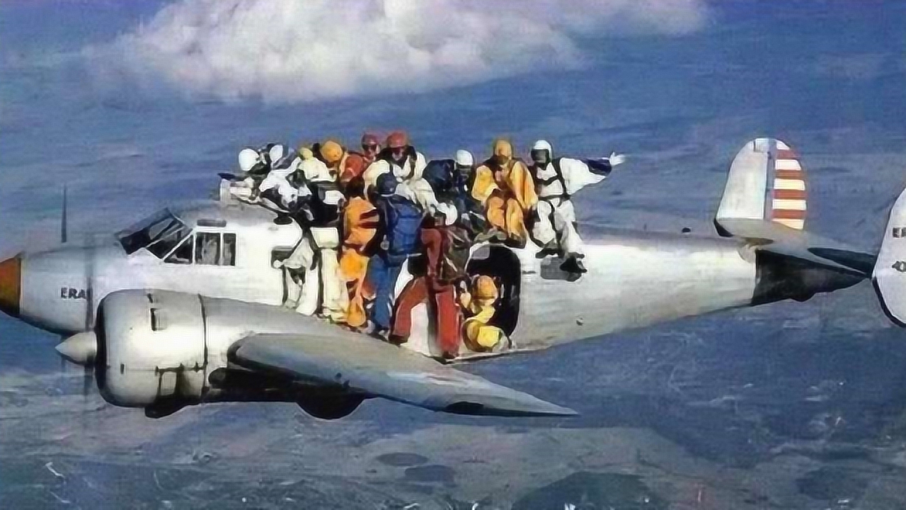 印度火车挂满人不算啥,连飞机都有"挂票"!网友:这都行?