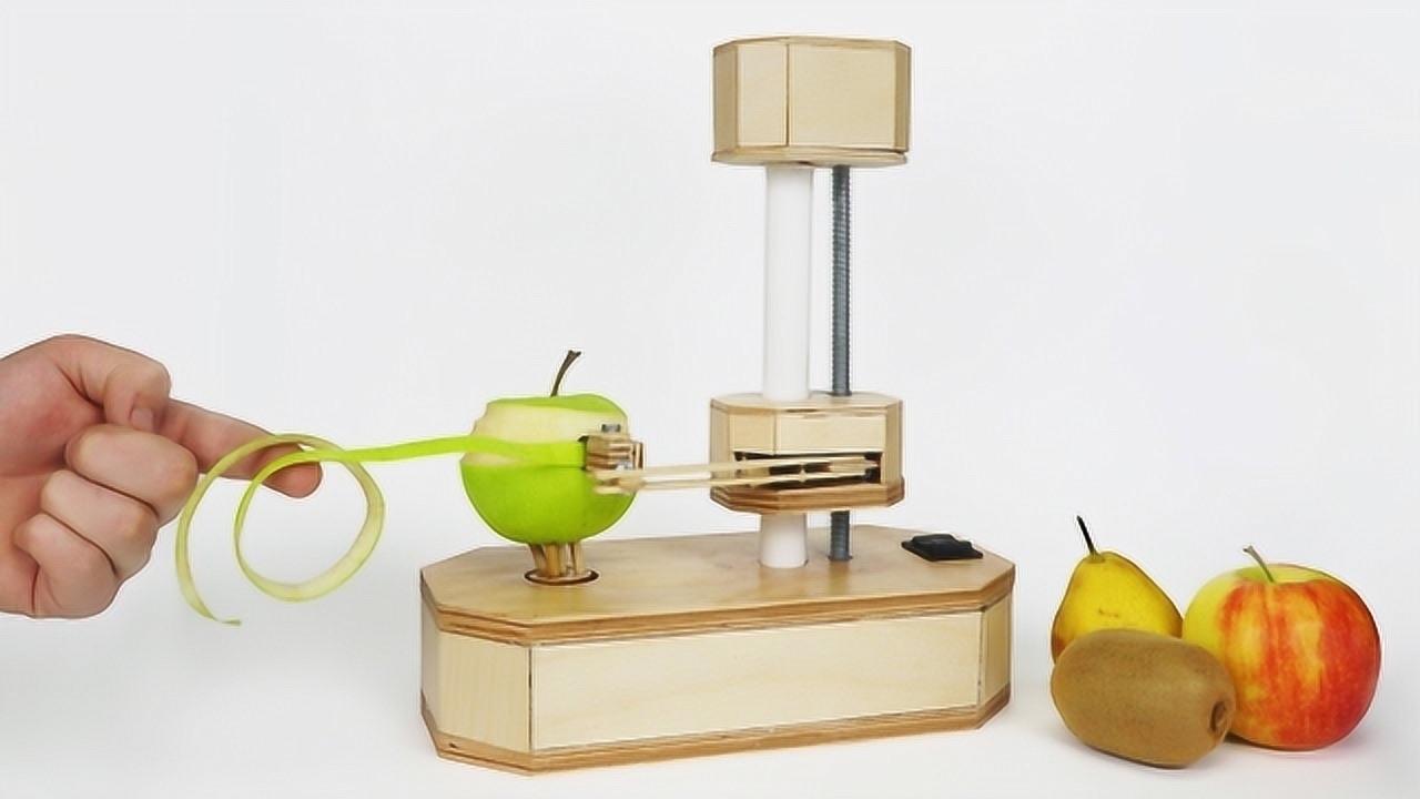 小伙自制削皮机,水果蔬菜都可以,简单实用,方便多了!