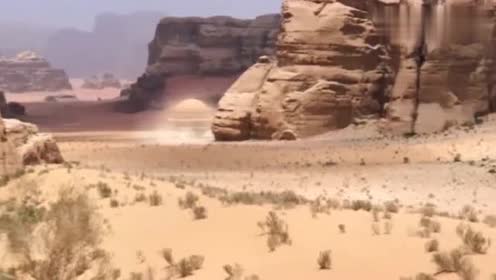 国外一游客在沙漠中拍下的UFO画面，画面太珍贵！