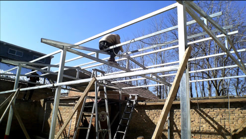 农村这样搭建3间大棚子牢固还省钱,成本不到2000元,您觉得值吗