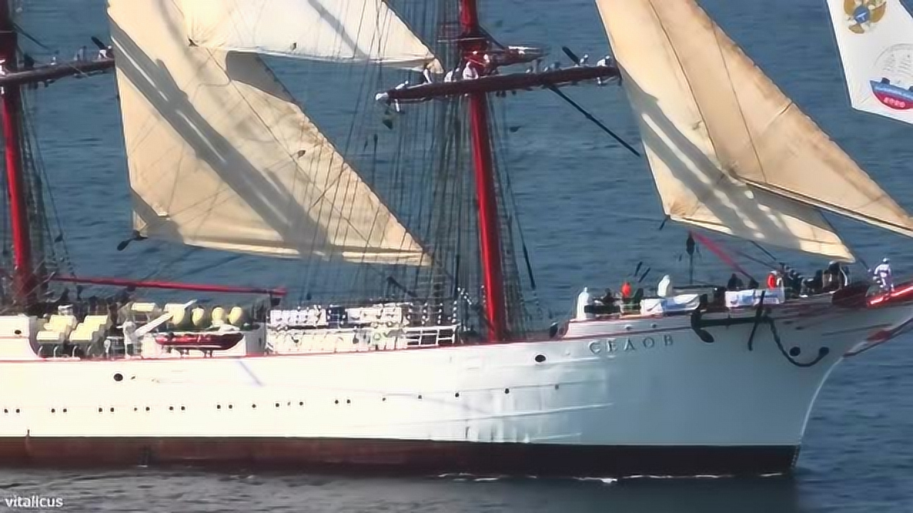 执行环球航行任务的"谢多夫"号古帆船抵达海参崴