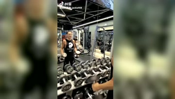 坚持吃素+健身，54岁吕颂贤身材不输年轻人