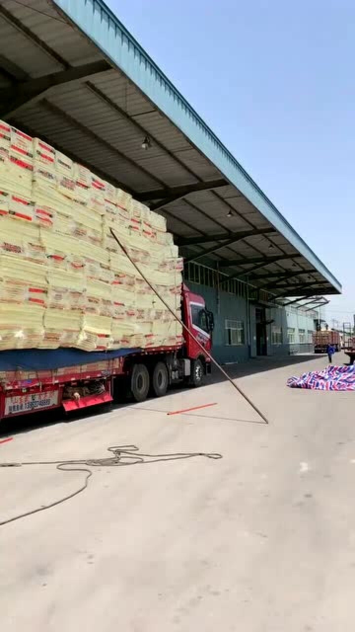 就出去吃了一顿饭,装卸工把车装成这样,让你们老板自己开吧!