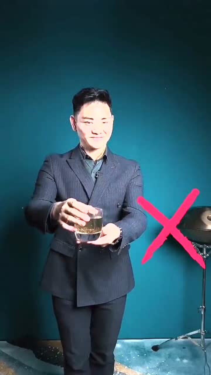 当家里来客人的时候,你递水的方式对吗?