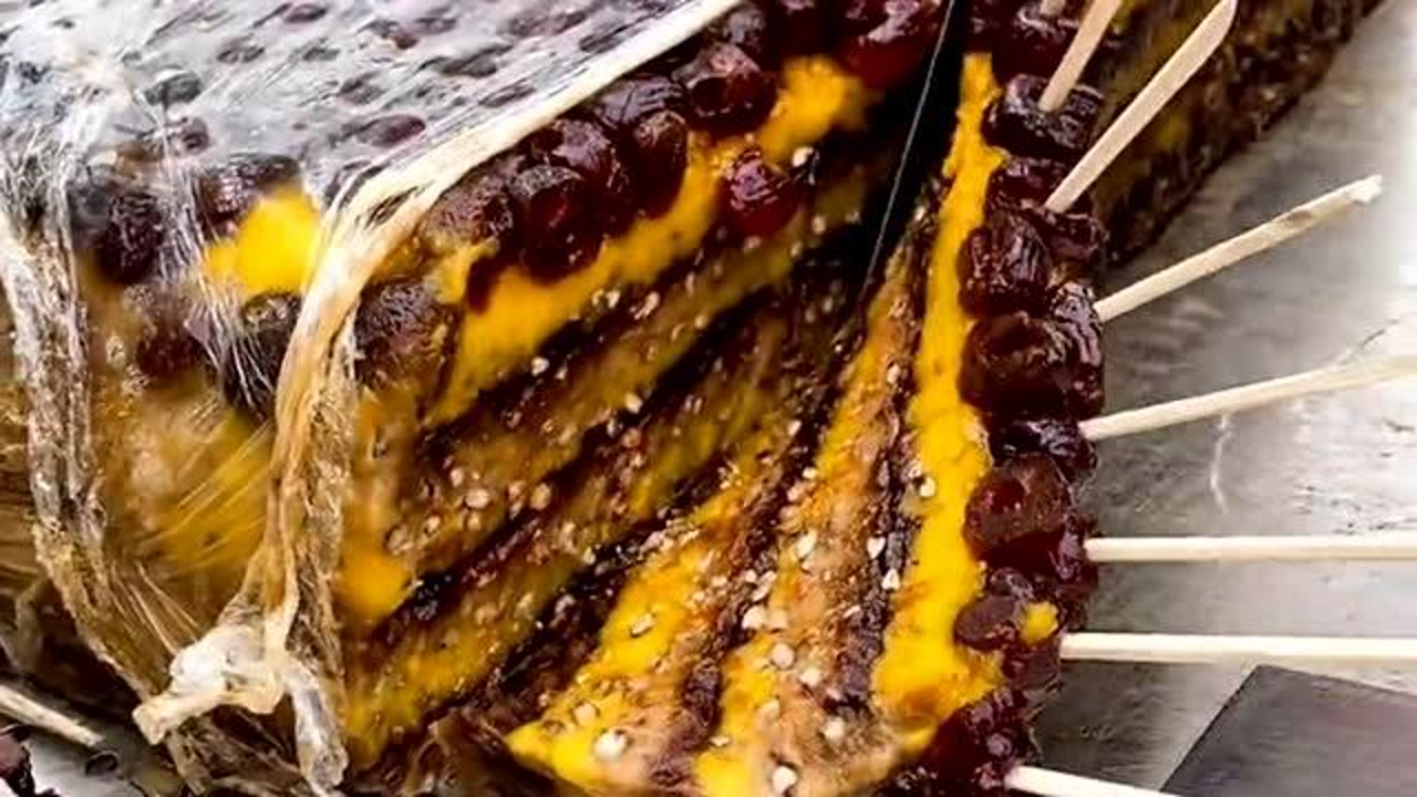 大宋切糕也称为蜜枣年糕,看着就蛮好吃的,老板说没钱也让吃是真的吗?