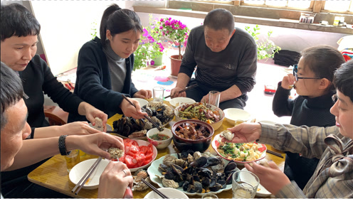 [图]大姑姐回家看弟妹做什么好吃的，荤素搭配，一家人有说有笑好开心