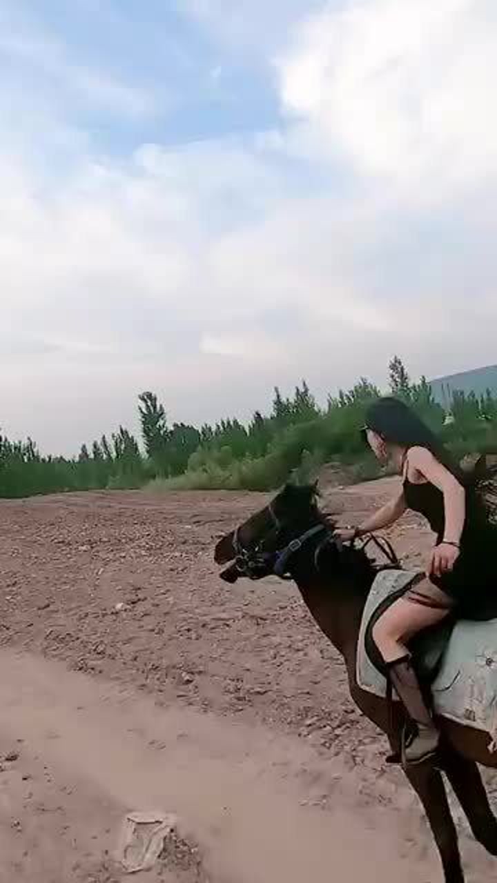 女汉子骑马就是这么狂野,究竟什么样的男人,才能驾驭她?