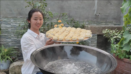 農村媳婦拔香蔥包豬肉餡餃子,鮮嫩多汁,一口一個吃著真過癮