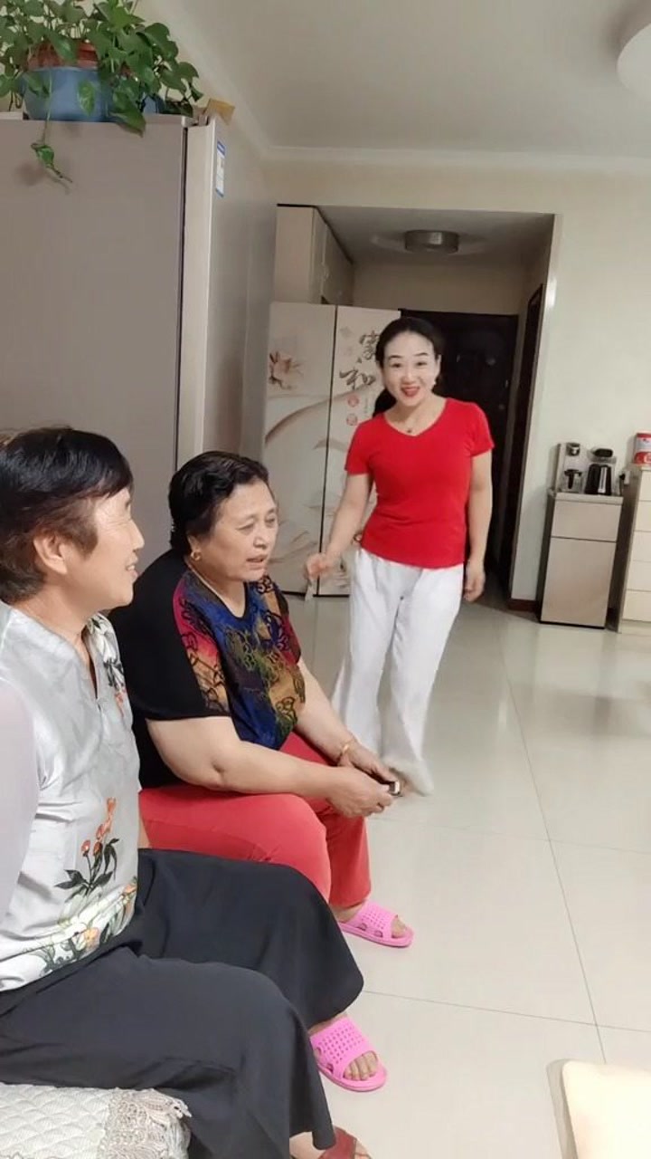 想儿子昨天在院子里被一位不讲理的人误会气哭今天阿姨过来陪妈妈说话
