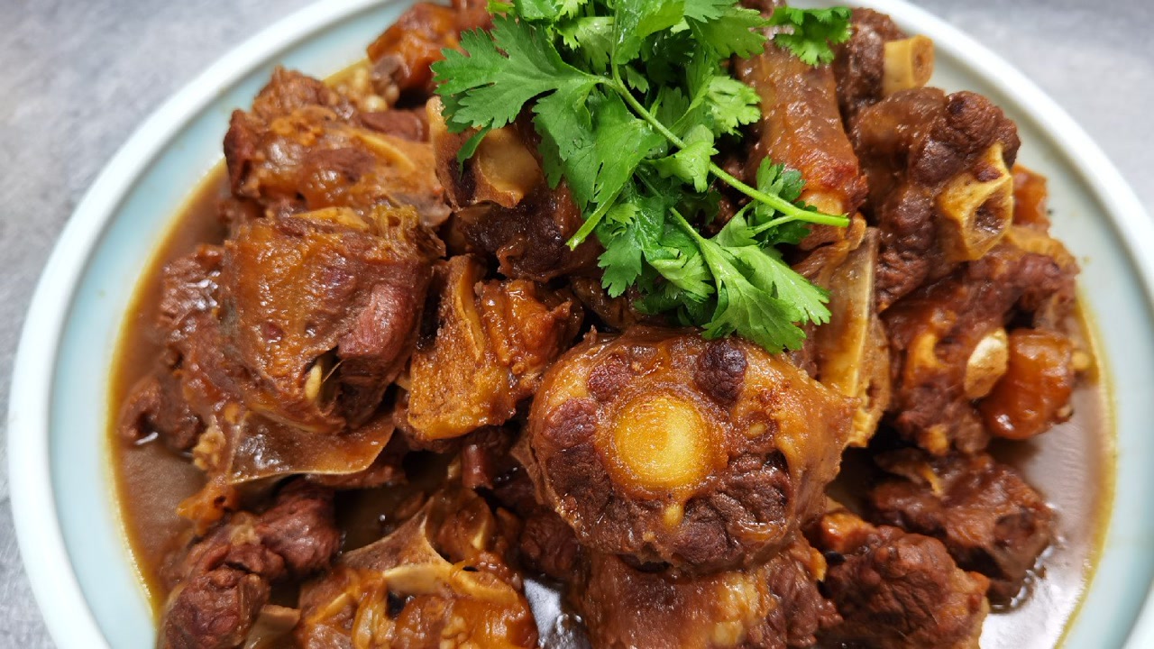 酒店大厨分享:"家常炖牛尾"的制作全过程,口感软糯又好吃!