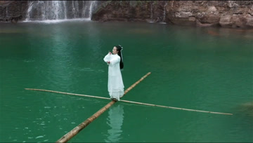 95后仙女姐姐水上“独竹漂”惊艳世界