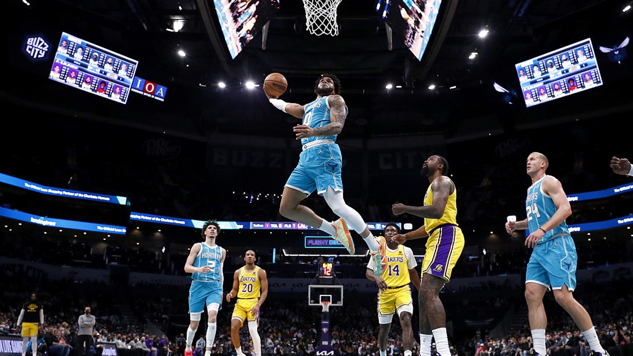NBA第15周十大最佳扣篮 托平空中残暴隔扣布里奇斯逆天大风车霸榜首位