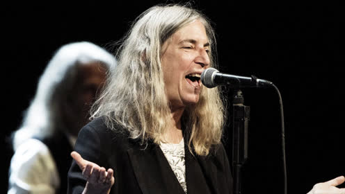 诺贝尔颁奖礼:patti smith献唱《暴雨将至》