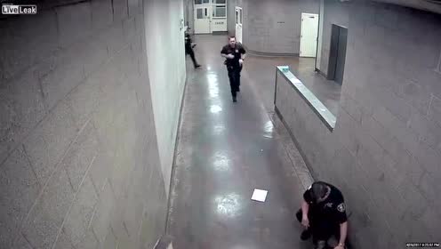 美国警察在监狱被囚犯殴打