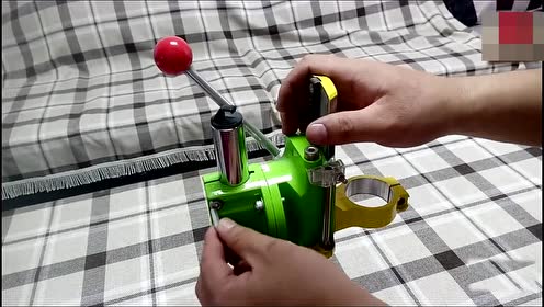 牛人自制多功能小台钻,这台钻刚启动我就服了