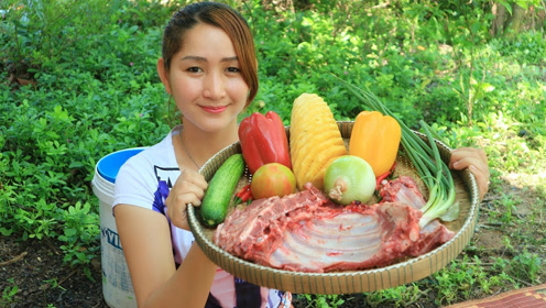柬埔寨女子做美食,拿来排骨和菠萝,看看是怎么烹饪的
