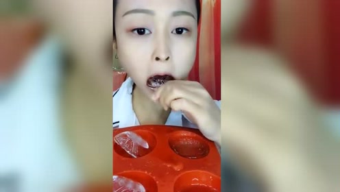 妹子吃起冰来好生猛,一口吞进嘴里,咔滋咔滋的嚼着,真馋人!