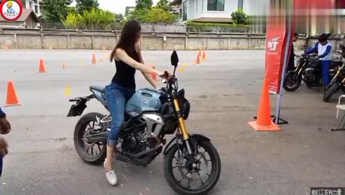 妹子初次学骑摩托车考驾照，骑着本田街车CB150R