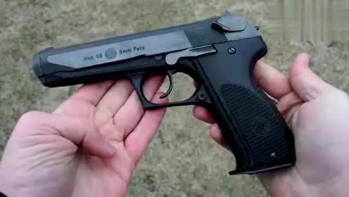 外国男子靶场射击,声音很清脆,一看就是好枪!