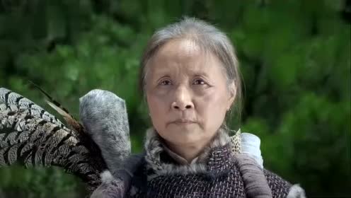 小伙玩弹弓发现鬼子抓人,奶奶让他回寨子送信儿,结果自己冲上去