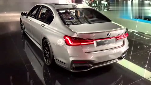 2020款宝马760li,外观霸气十足,这大鸡腿档杆摸着还是那么舒服