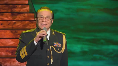杨洪基一身军装领唱《滚滚长江东逝水》,歌声豪迈,振奋人心