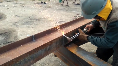 工地新来的气割工,现场展示手艺割了一个工字钢,老板给300一天