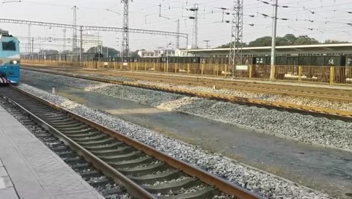 y512次列车抵达沙河市站,本务京局邯段ss8-0119