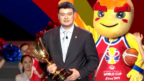 姚明展示2019篮球世界杯奖杯