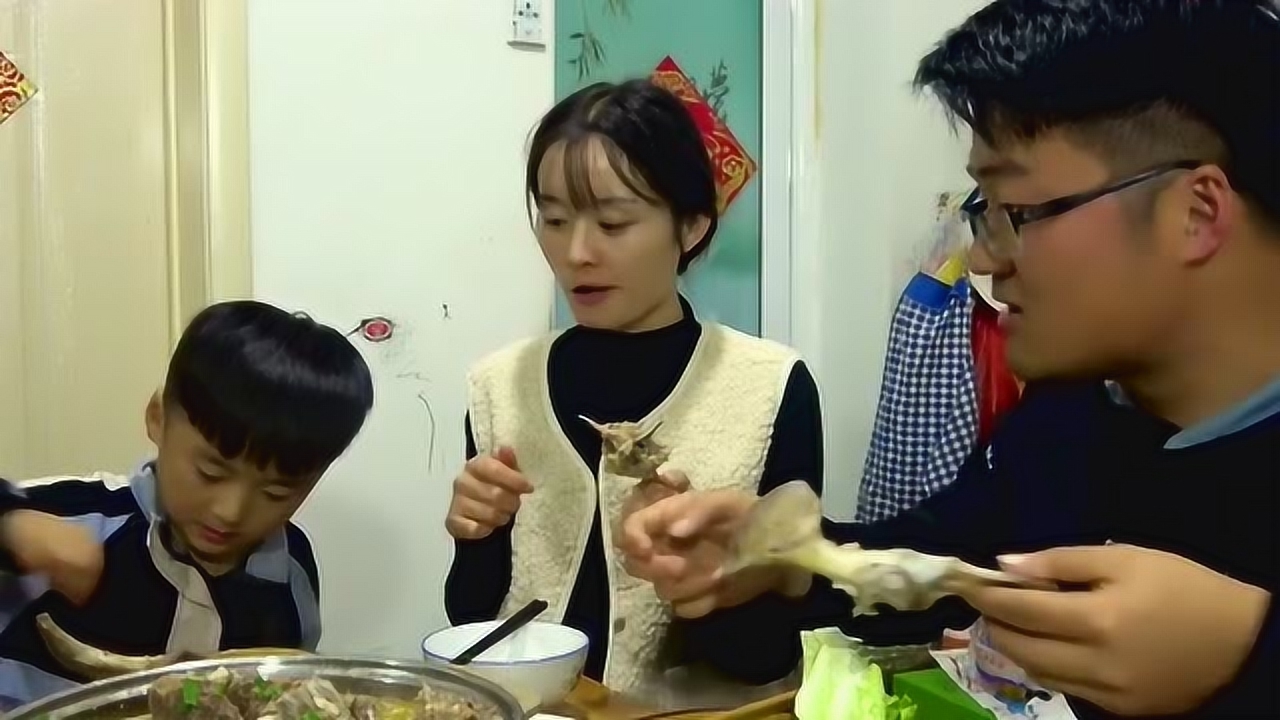吃货大sao赚钱了,自制六斤羊蝎子做火锅,媳妇全程吃的跟他有的一拼