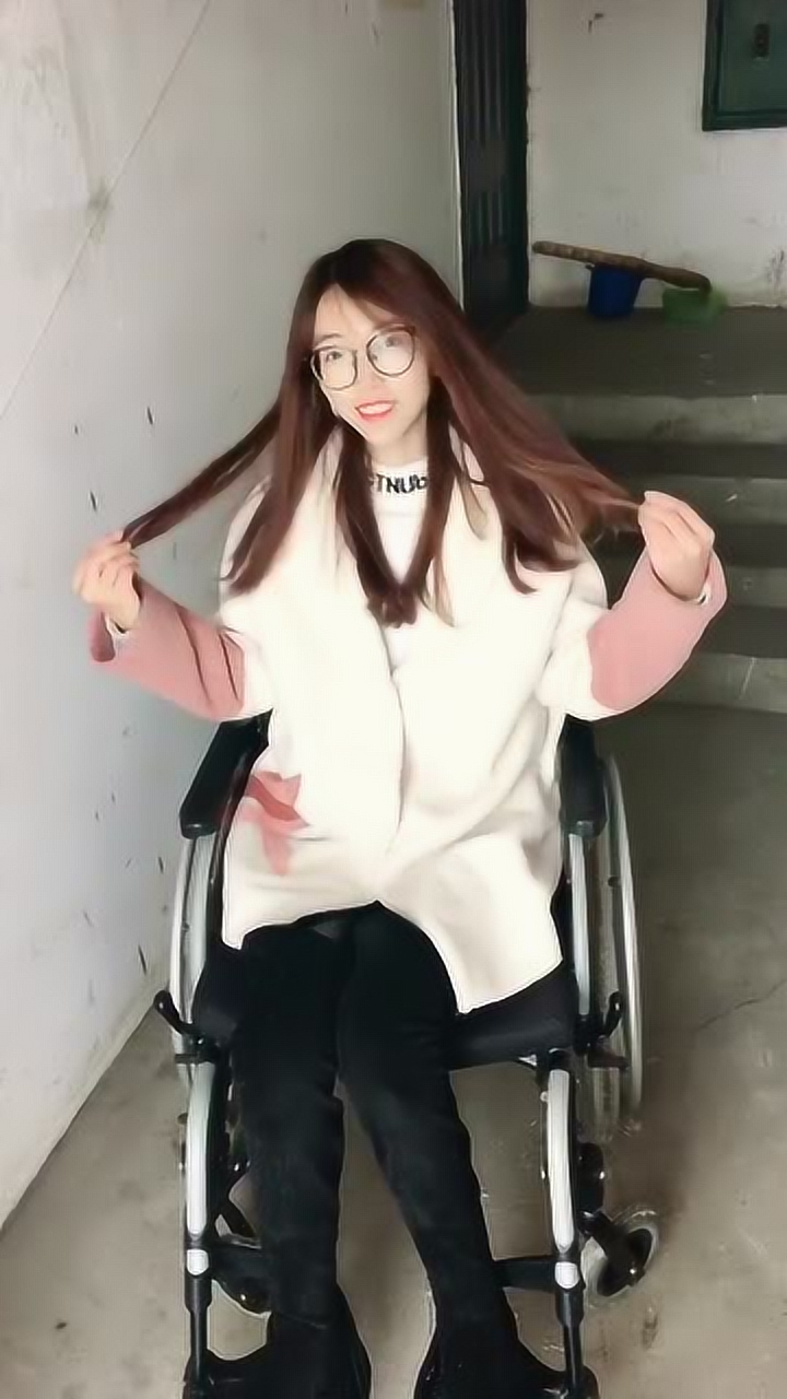 轮椅妹子虽然残疾了,但是她还是那么乐观,真心让我服了!