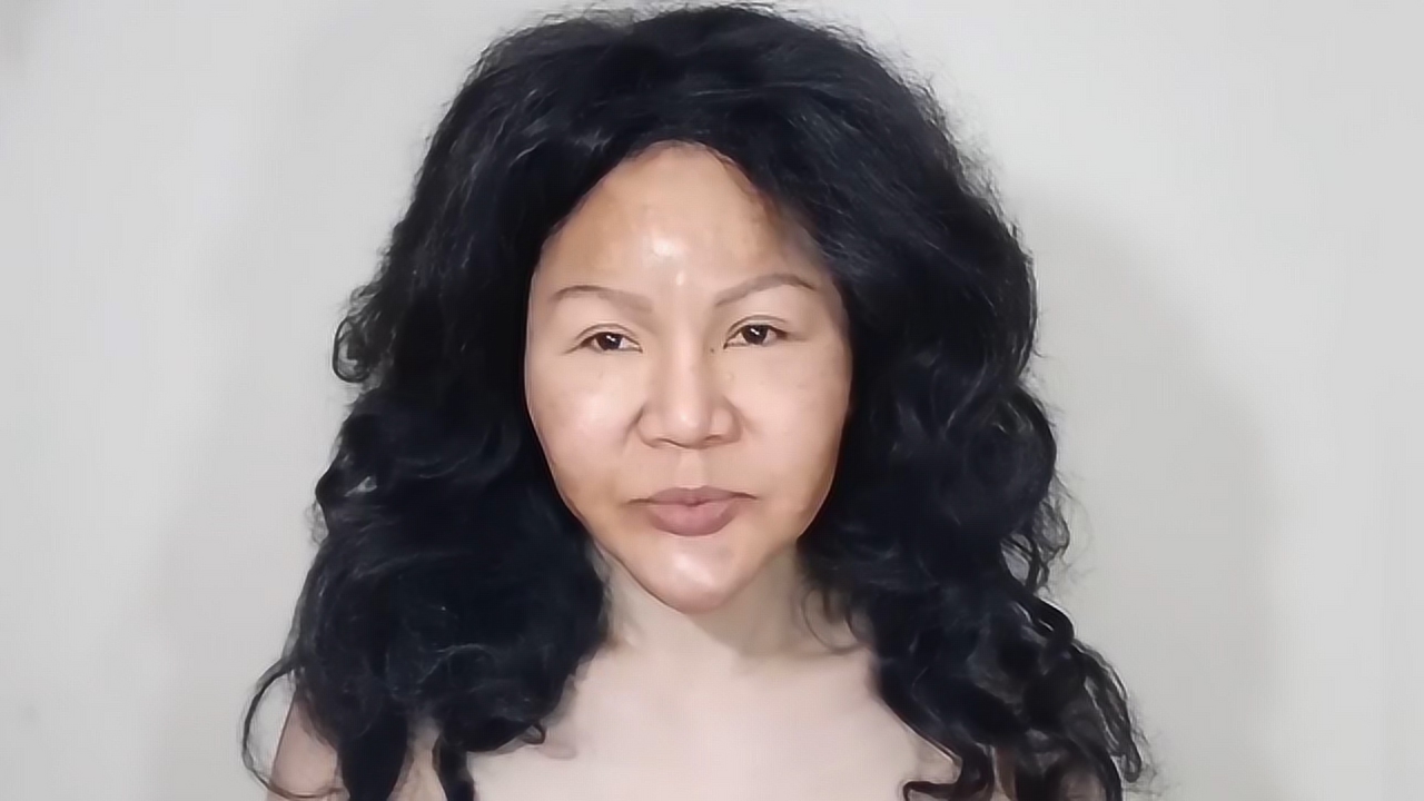 50岁大妈丑的一言难尽,抹上厚厚的粉底,直接变美女
