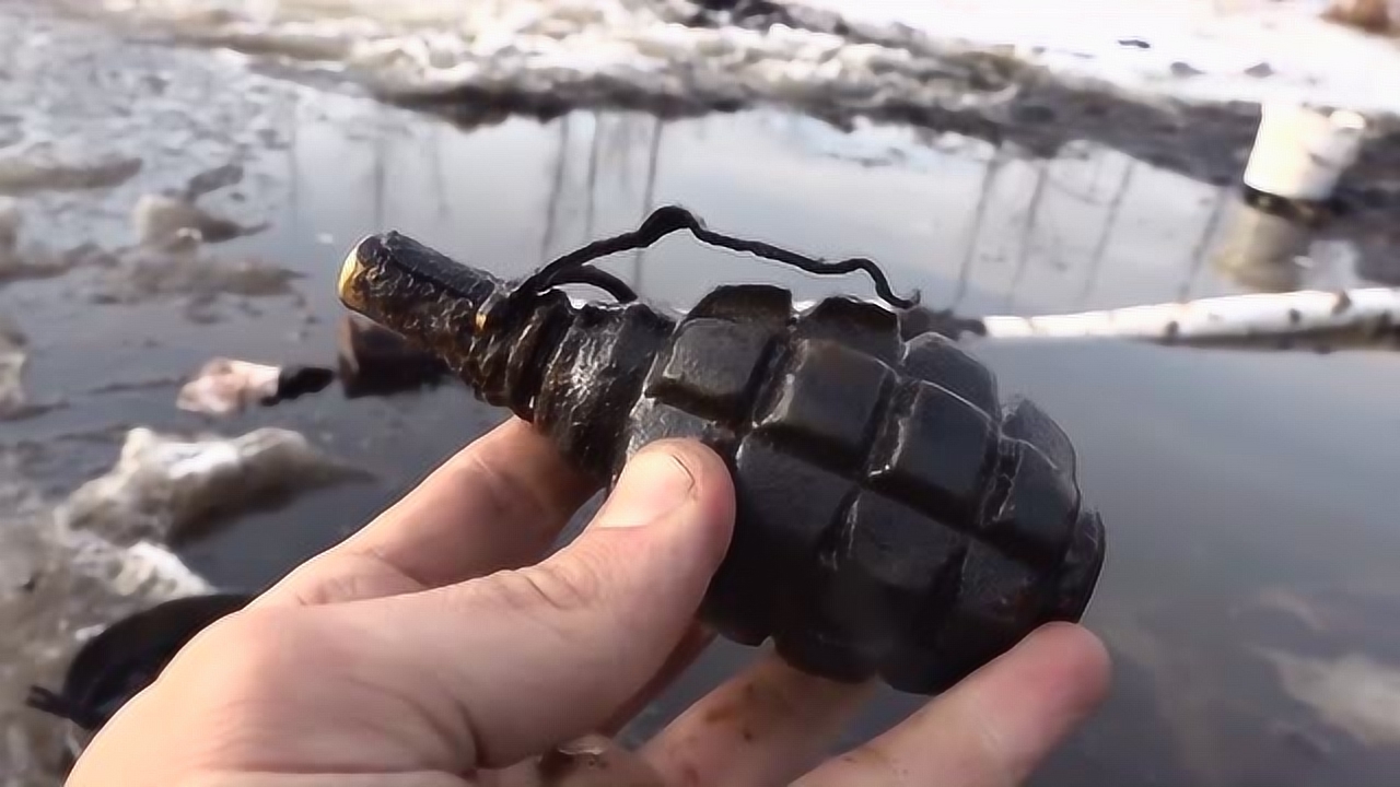 用强磁吸出来的二战手榴弹,保存非常完整,拉坏还在上面呢