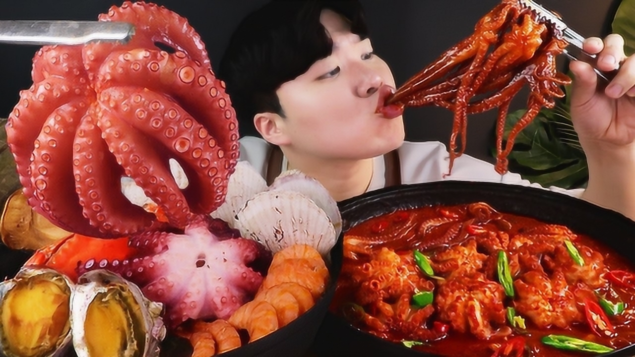 小哥吃海鲜大餐,加入辣酱变得不同寻常,充满美食诱惑