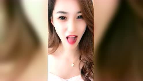这美女的舌头太长了.