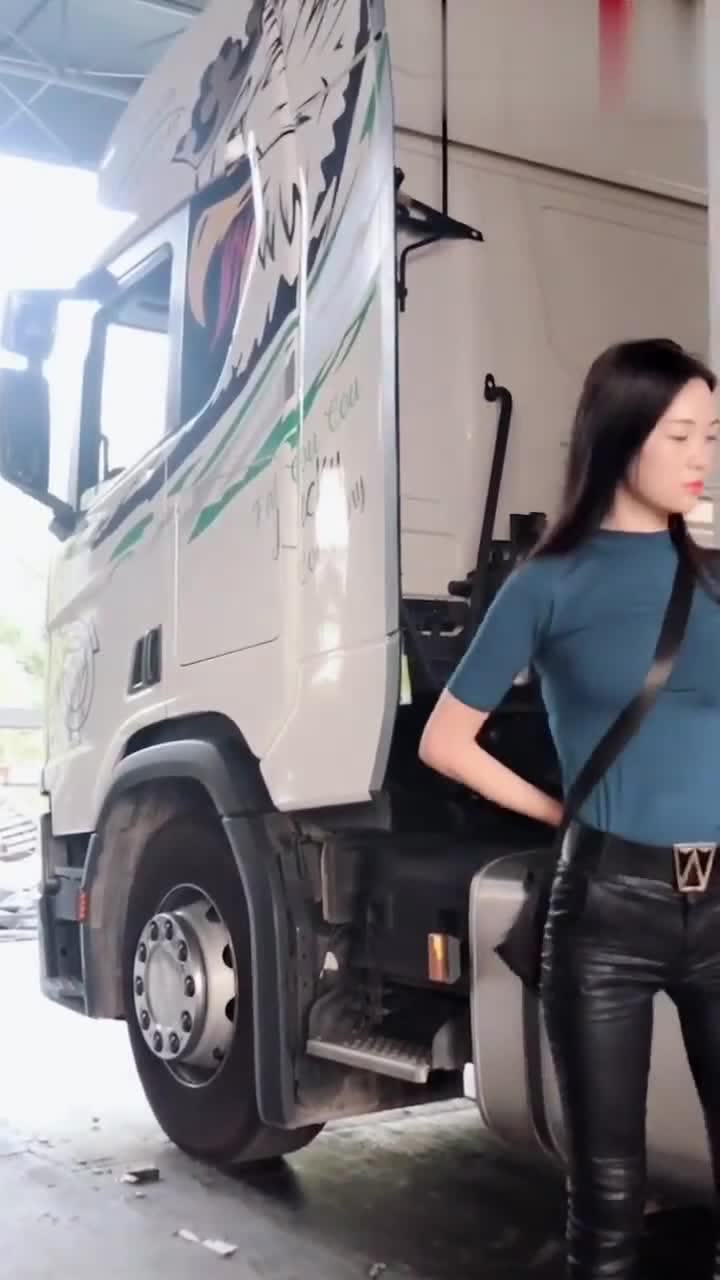 实拍货车女司机婷姐,眼前这一幕,网友:今天穿的可算正常点了!