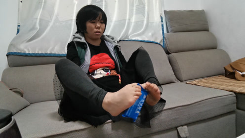 残疾女孩感冒一直不好,拿了药只能用脚吃,真是坚强