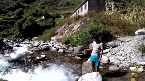 这么好的野钓窝子跟小伙子的这把鱼竿很不和谐呀！