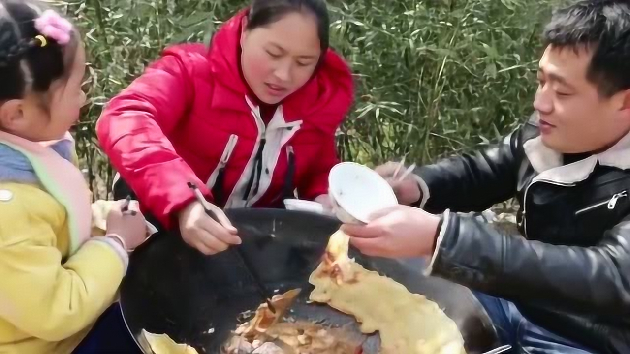 胖妹1家3口偷吃独食,大锅贴饼配香辣小鱼,老公吃得真香