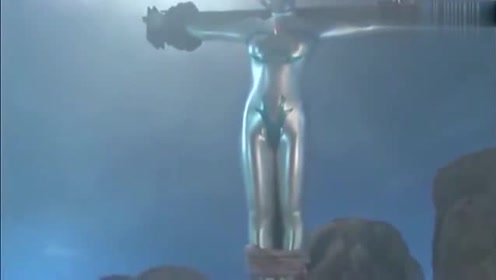 女性奥特曼被怪兽抓起来,绑起来动弹不了,看得我很着急!