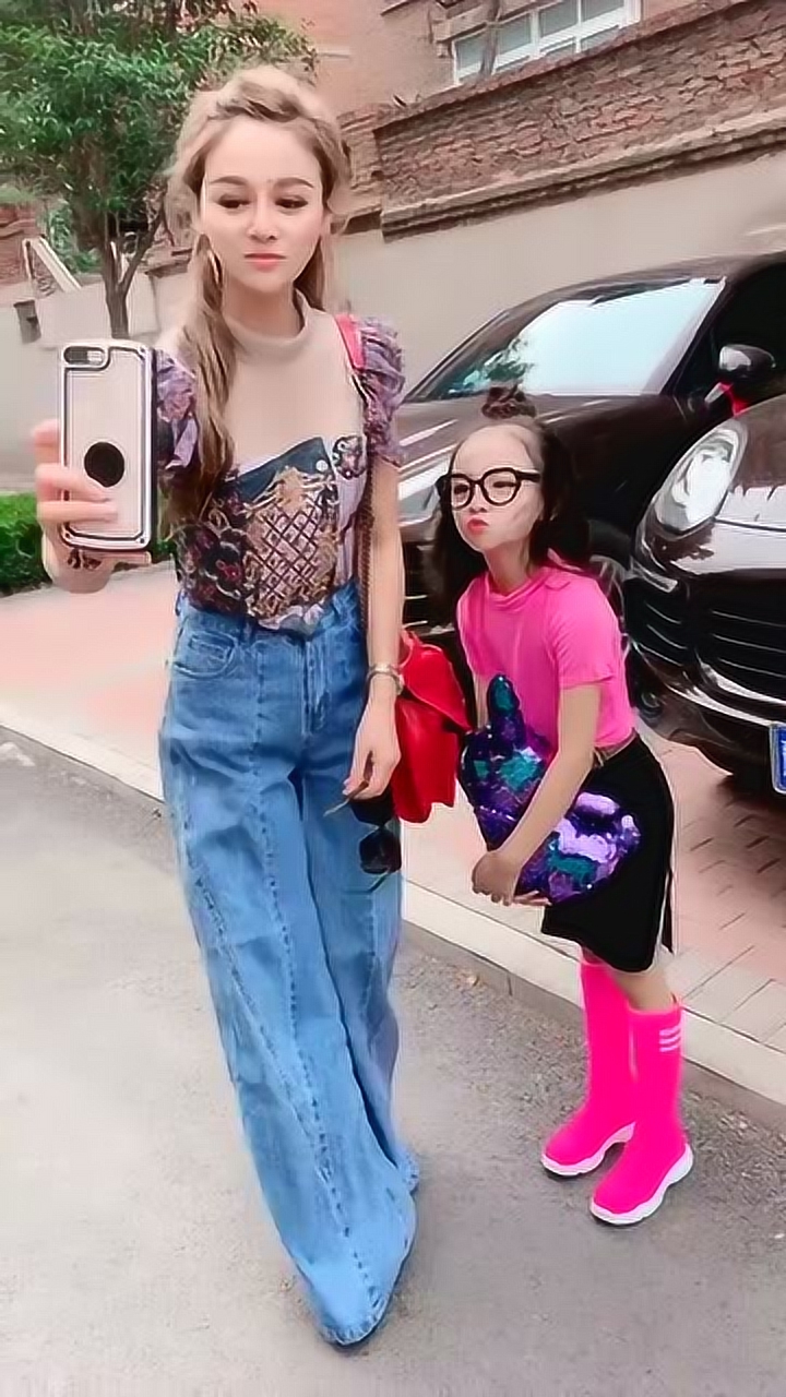 童模焱娃娃小小年纪就这么好看,怪不得粉丝这么多,太招人稀罕了