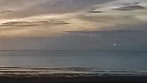 轨迹诡异！在英国海滩拍到“发光物体”，引发UFO争议