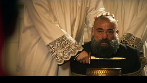 惊悚剧集《30枚硬币》神父被恶魔拽进镜子里的世界