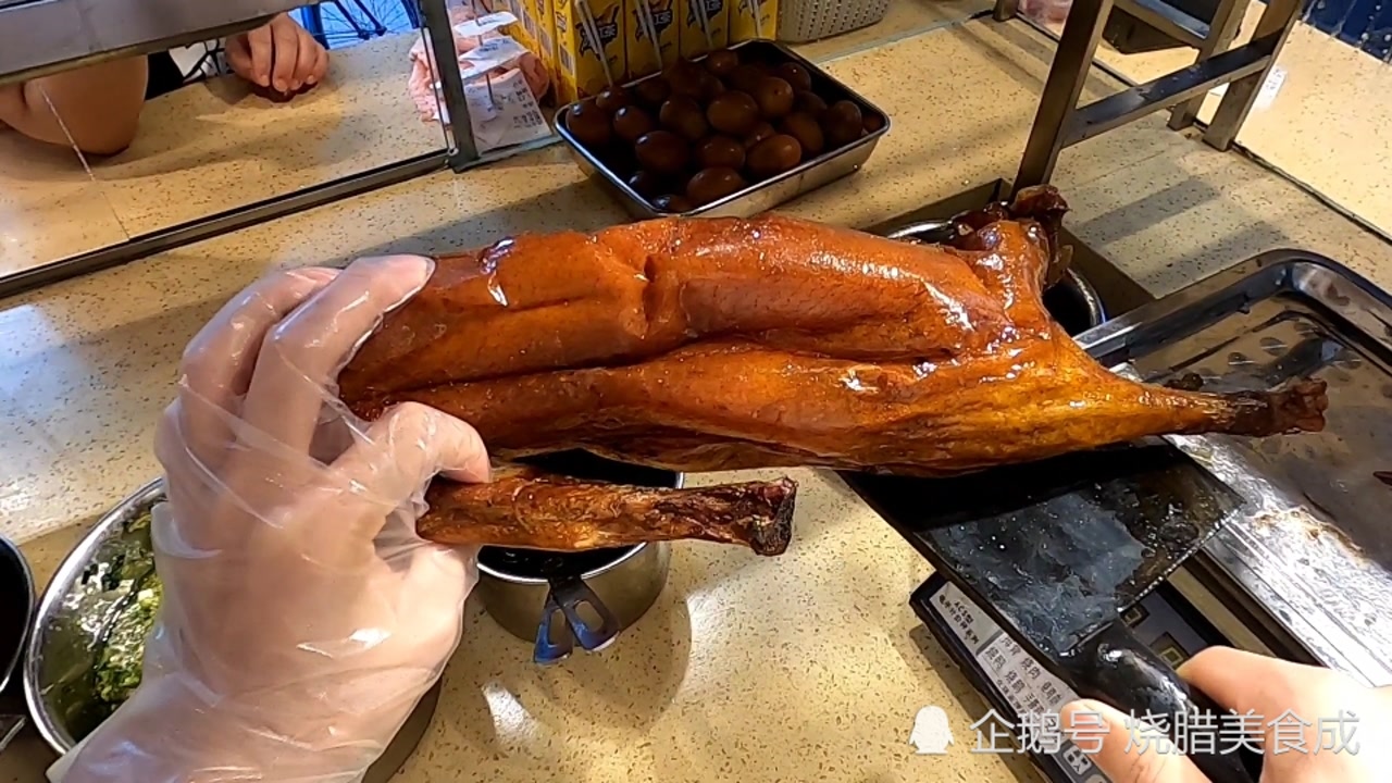 脆皮烧鹅果然不一样,阿成坦言哇脆啊,香喷喷啊