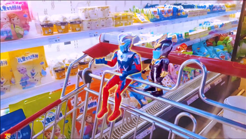 赛罗奥特曼带小朋友逛超市,推着购物车买了好多的年货和玩具