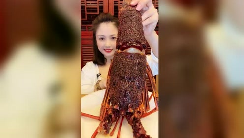 三斤重的大龙虾尾0:01:23简 介:韩国吃播:小姐姐吃巨型龙虾,大口吃肉