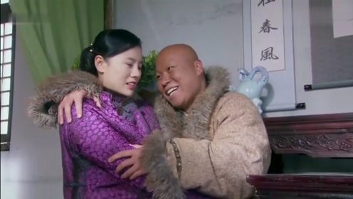 土匪在地主家做客,发现地主婆可爱迷人,当场就失控了