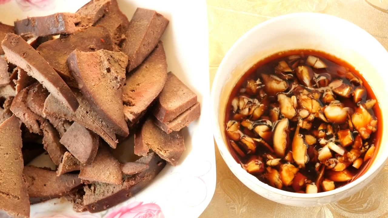 猪肝在家别炒着吃了,这样卤猪肝配上蘸料,吃一口越嚼越香